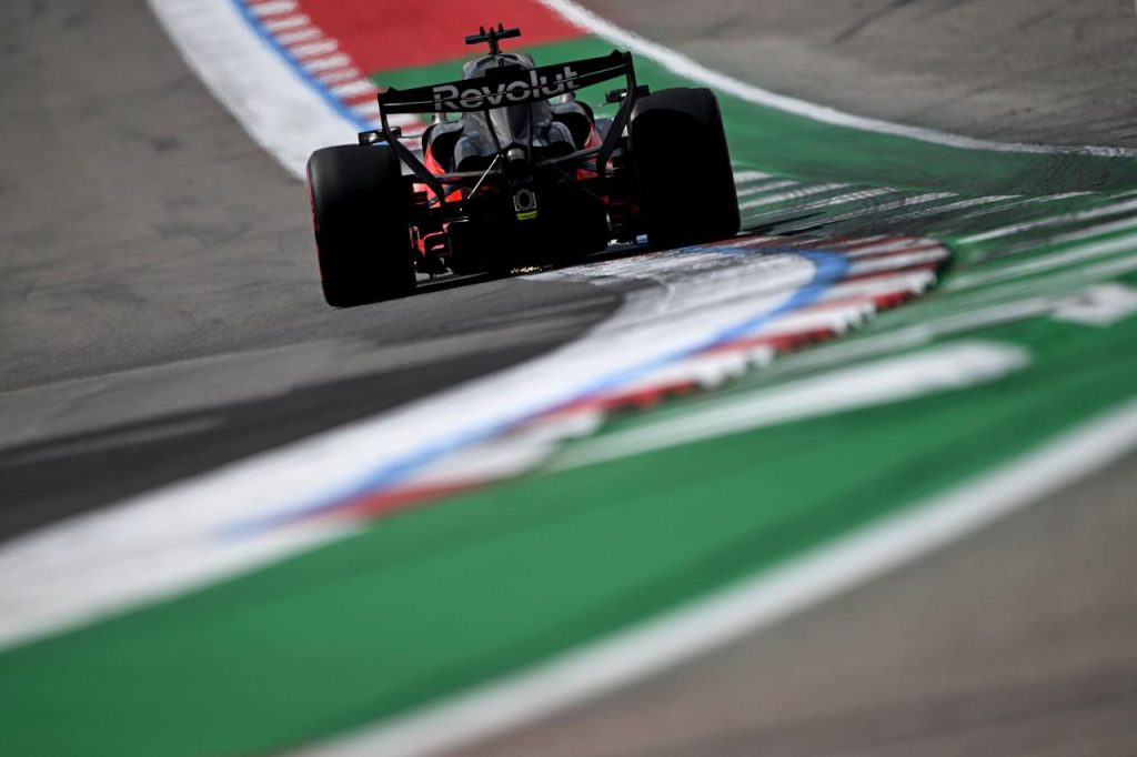 Audi R26 Revolut arka kanat COTA cizgili bordur dusuk acidan ABD GP 2026