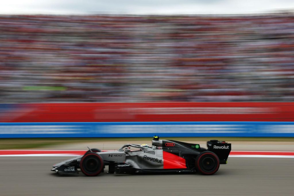 Audi R26 Revolut yandan panning cekim dolu tribun bokeh NEXO Visit Qatar ABD GP 2026 COTA