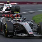 Audi Revolut F1 Team siyah araç pist aksiyonu Revolut sponsor Audi dörtlü halka 2026