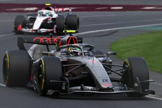Audi Revolut F1 Team siyah araç pist aksiyonu Revolut sponsor Audi dörtlü halka 2026