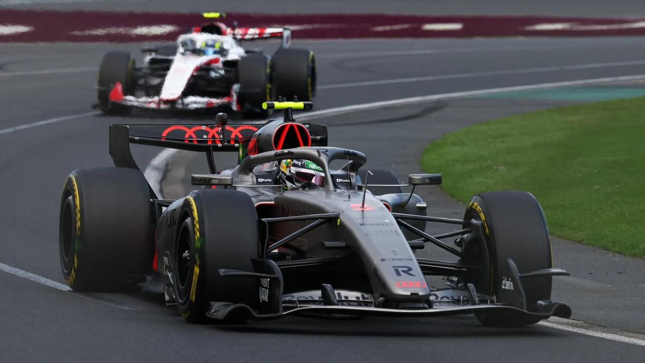 Audi Revolut F1 Team siyah araç pist aksiyonu Revolut sponsor Audi dörtlü halka 2026