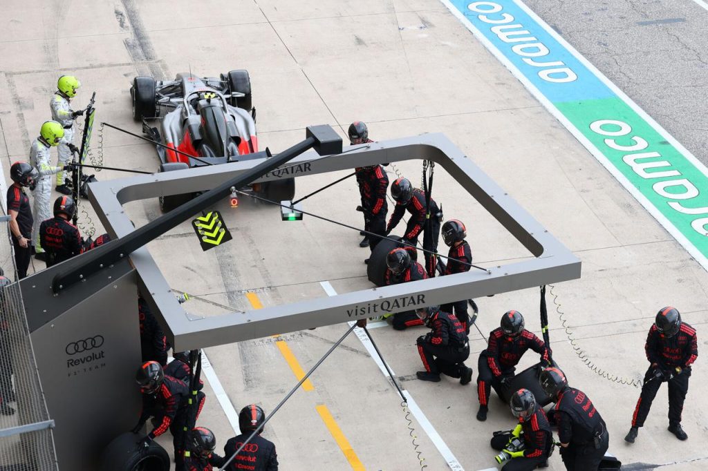 Audi Revolut F1 Team pit stop ustten cekim yesil isik Visit Qatar gantry ekip pozisyonda ABD GP 2026 COTA