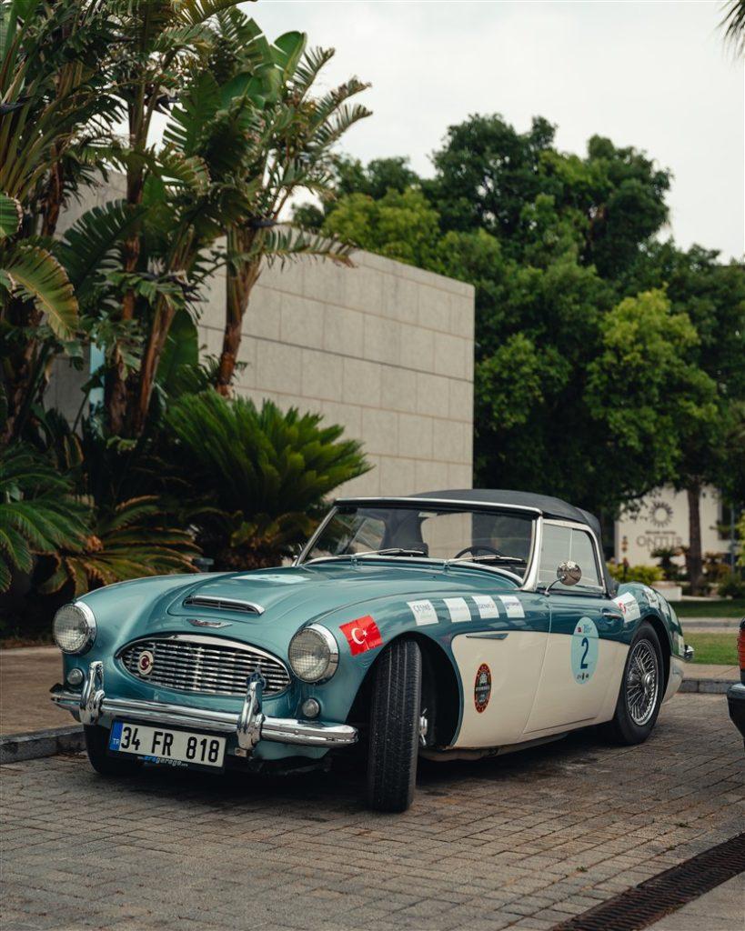 Austin-Healey 3000 turquoise beyaz iki tonlu klasik roadster Grand Hotel Ontur Çeşme'de — Batı Anadolu Rallisi 2026