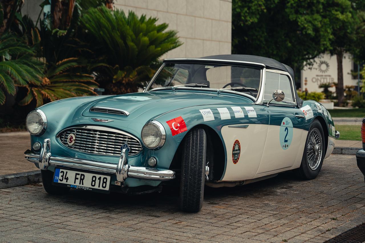 Austin-Healey klasik otomobil Çeşme Batı Anadolu Rallisi 2026 — Grand Hotel Ontur önünde