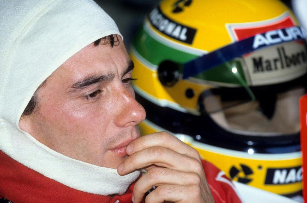 Ayrton Senna balaklava icinde derin dusuncede Nacional Marlboro Acura kask arkada - F1 tarihinin en ikonik fotograflarindan