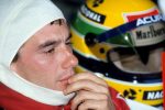 Ayrton Senna balaklava icinde derin dusuncede Nacional Marlboro Acura kask arkada - F1 tarihinin en ikonik fotograflarindan