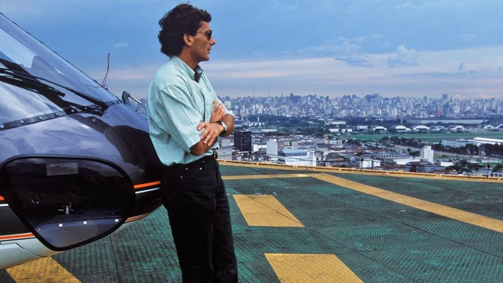 Ayrton Senna helikopter yaninda Sao Paulo skyline onunde gunes gozluguyle duruyor - Brezilya efsanesinin ikonik yasam fotografi