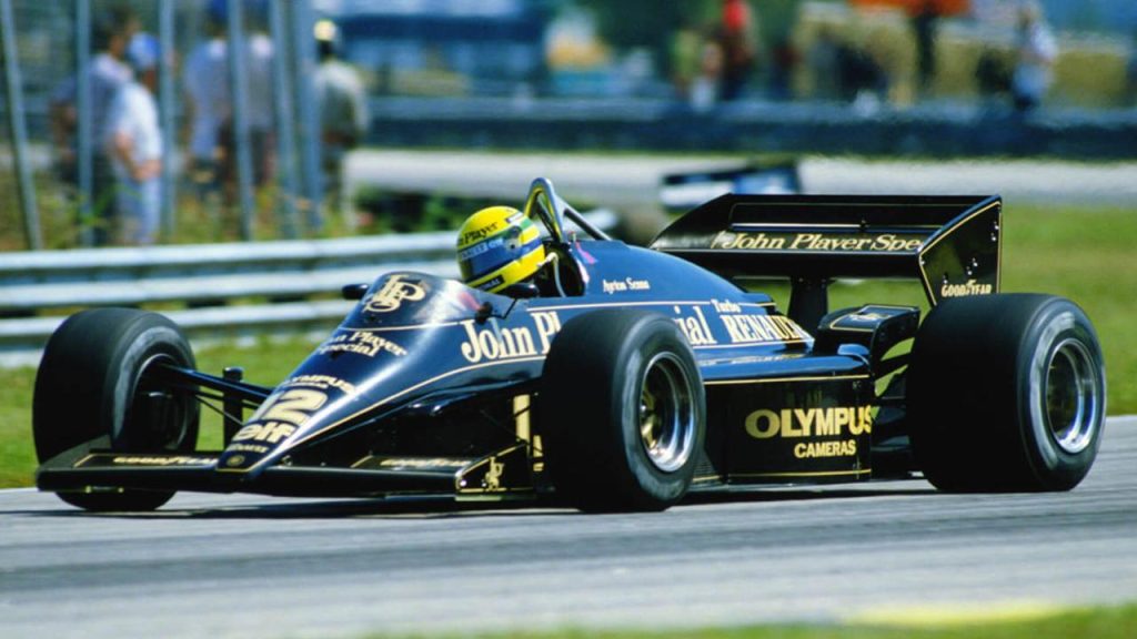 Ayrton Senna Lotus 97T John Player Special siyah altin livery 12 numara Nacional kask Renault Turbo Olympus Cameras Goodyear 1985 pist aksiyon