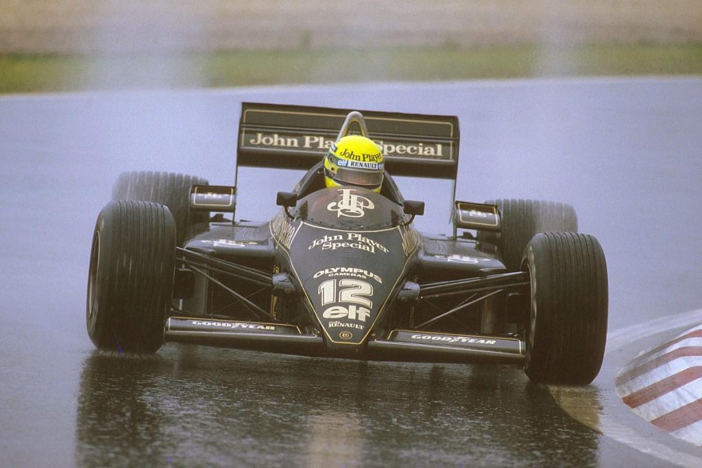 Ayrton Senna Lotus 97T ile yagmurlu Estoril pistinde 12 numara - 1985 Portekiz GP ilk F1 zaferi John Player Special livery