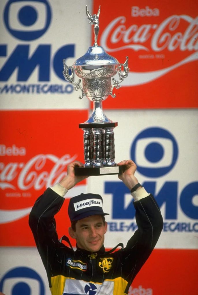 Ayrton Senna Monaco podyumunda kupay kaldiriyor - Lotus Camel De Longhi tulum Goodyear sapka 1987 Monaco GP