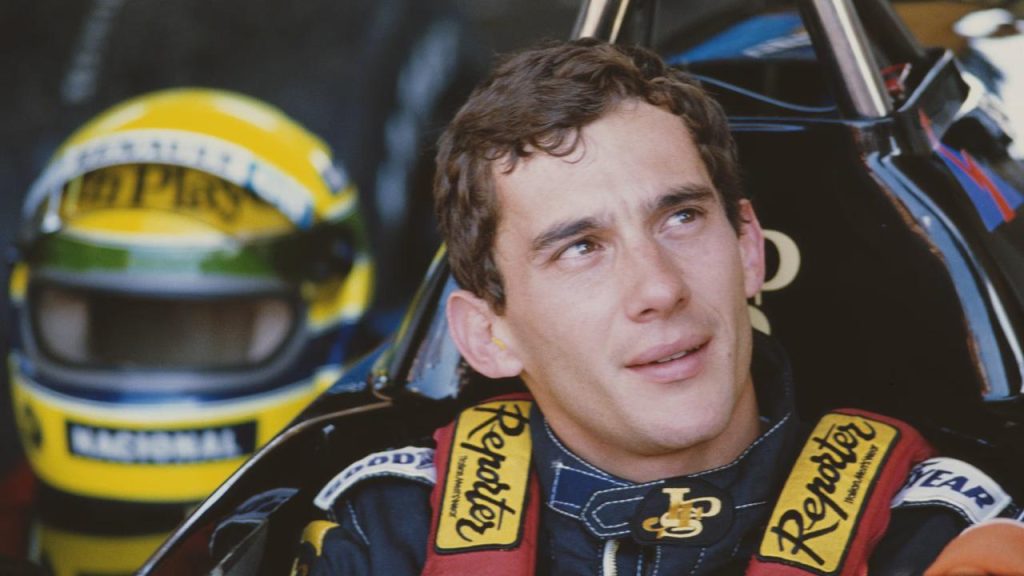 Genc Ayrton Senna Lotus JPS tulumunda Nacional sponsorlu kaskiyla — Reporter sponsorlu erken donem F1 karryer 1985-1987