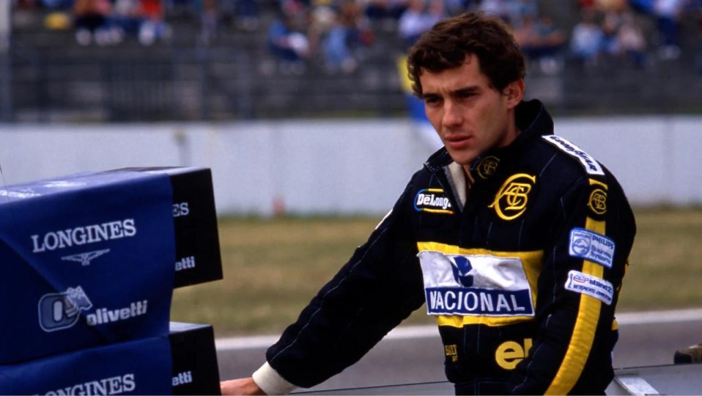 Genc Ayrton Senna Lotus Nacional De Longhi tulumunda Longines Olivetti panolari onunde yogun bakis - 1987 donemi