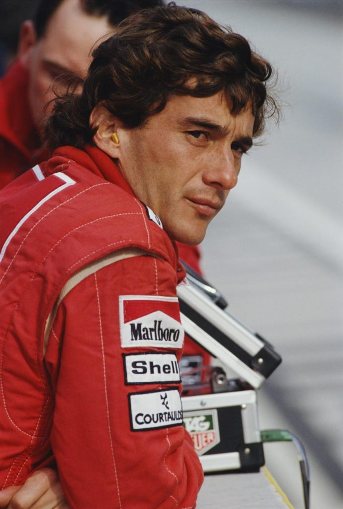 Ayrton Senna McLaren Marlboro Shell Courtaulds TAG Heuer sponsorlu kirmizi tulumda yakin cekim karizma portre