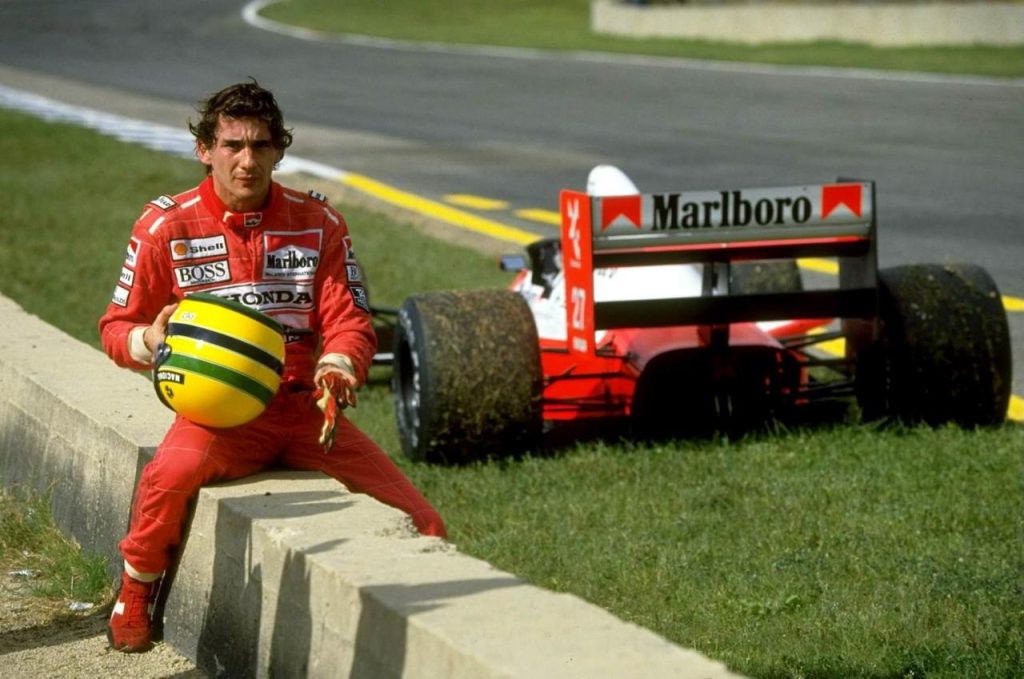 Ayrton Senna bordur tasinda oturmus McLaren MP4 5 arkada 27 numara Marlboro Honda Nacional kask elinde - F1 tarihinin en ikonik fotograflarindan biri