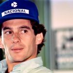 Ayrton Senna Nacional mavi sapka ile genc ve karizmatik bakis - F1 efsanesinin en ikonik fotograflarindan biri