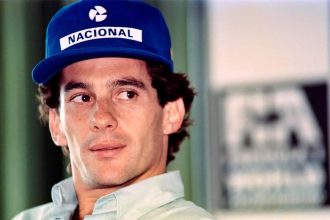 Ayrton Senna Nacional mavi sapka ile genc ve karizmatik bakis - F1 efsanesinin en ikonik fotograflarindan biri