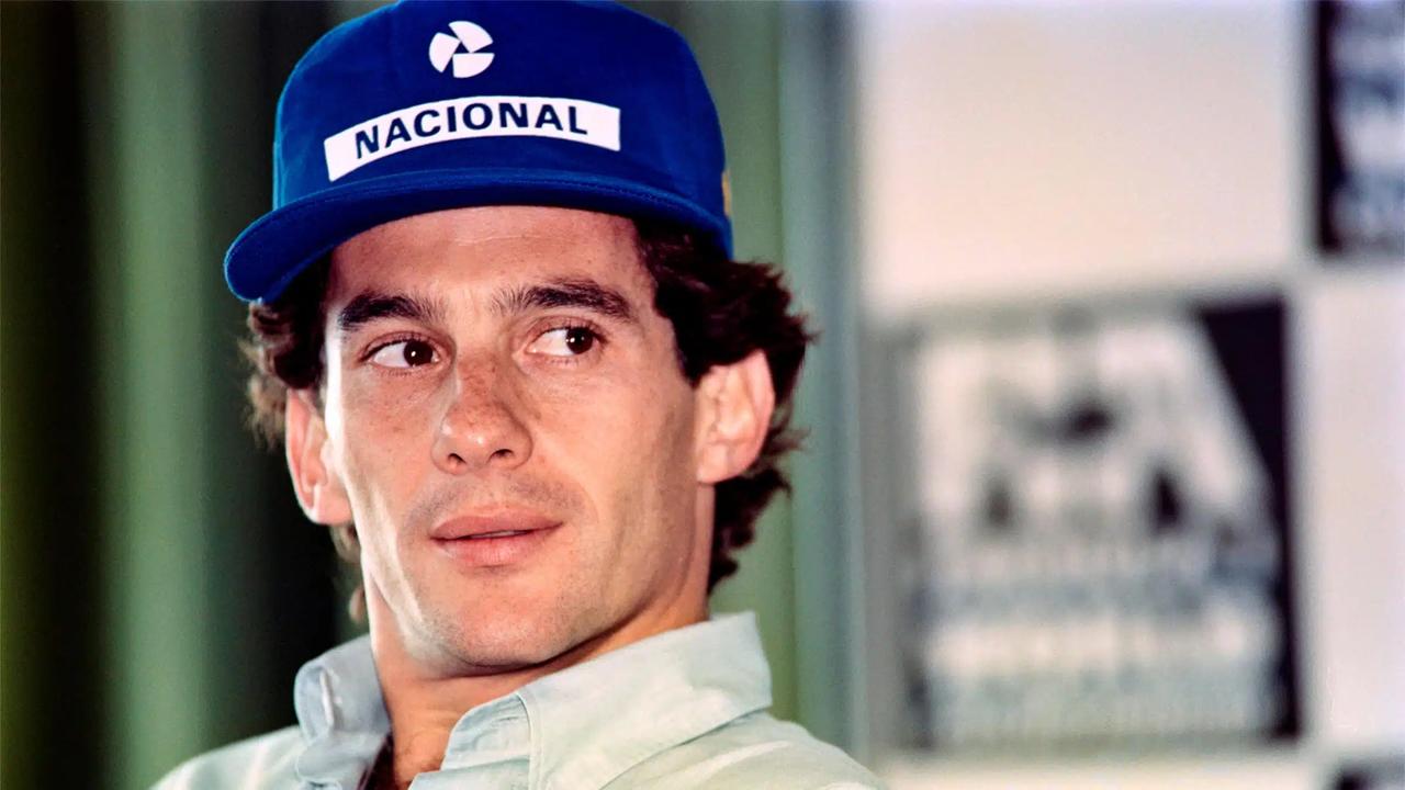 Ayrton Senna Nacional mavi sapka ile genc ve karizmatik bakis - F1 efsanesinin en ikonik fotograflarindan biri