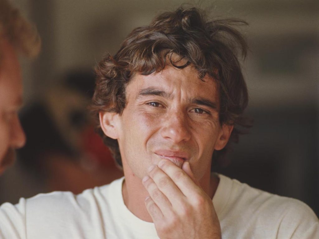 Ayrton Senna beyaz tisort yarim gulumseyen yakin cekim portre - insani ve sicak bir an paddock F1 efsanesi