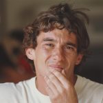 Ayrton Senna beyaz tisort yarim gulumseyen yakin cekim portre - insani ve sicak bir an paddock F1 efsanesi