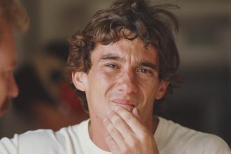 Ayrton Senna beyaz tisort yarim gulumseyen yakin cekim portre - insani ve sicak bir an paddock F1 efsanesi