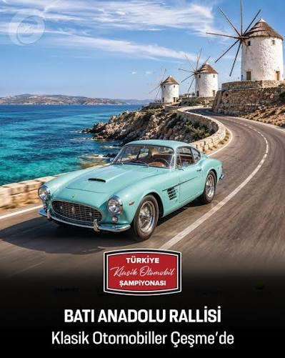 Batı Anadolu Rallisi — Klasik Otomobiller Çeşme'de, yel değirmenleri önünde mint yeşili klasik otomobil