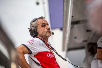 Beat Zehnder Alfa Romeo Sauber pit duvarında — Sauber F1 takım müdürü