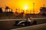 Cadillac F1 Team Bahreyn gün batımı turuncu altın gökyüzü IFS palmiye pist kulesi 2026