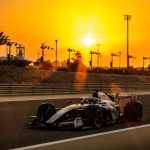 Cadillac F1 Team Bahreyn gün batımı turuncu altın gökyüzü IFS palmiye pist kulesi 2026