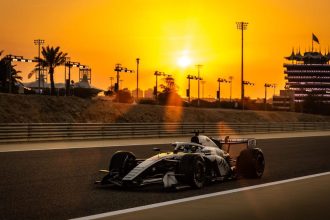 Cadillac F1 Team Bahreyn gün batımı turuncu altın gökyüzü IFS palmiye pist kulesi 2026