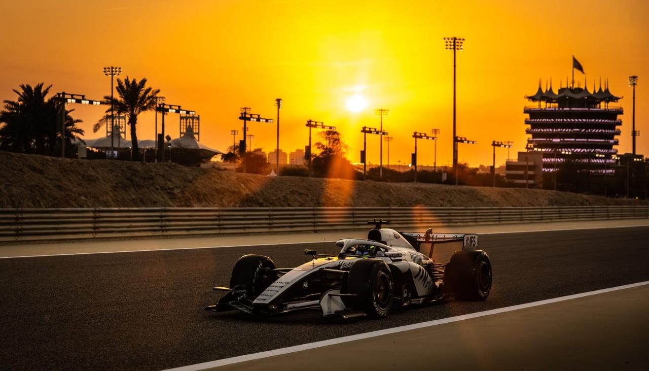 Cadillac F1 Team Bahreyn gün batımı turuncu altın gökyüzü IFS palmiye pist kulesi 2026
