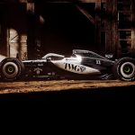 Cadillac F1 #11 kovboy temalı özel livery ABD GP Austin 2026 — ahır önünde çekim, TWG sponsorluğu, nakış işlemeli siyah tasarım