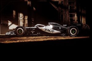 Cadillac F1 #11 kovboy temalı özel livery ABD GP Austin 2026 — ahır önünde çekim, TWG sponsorluğu, nakış işlemeli siyah tasarım
