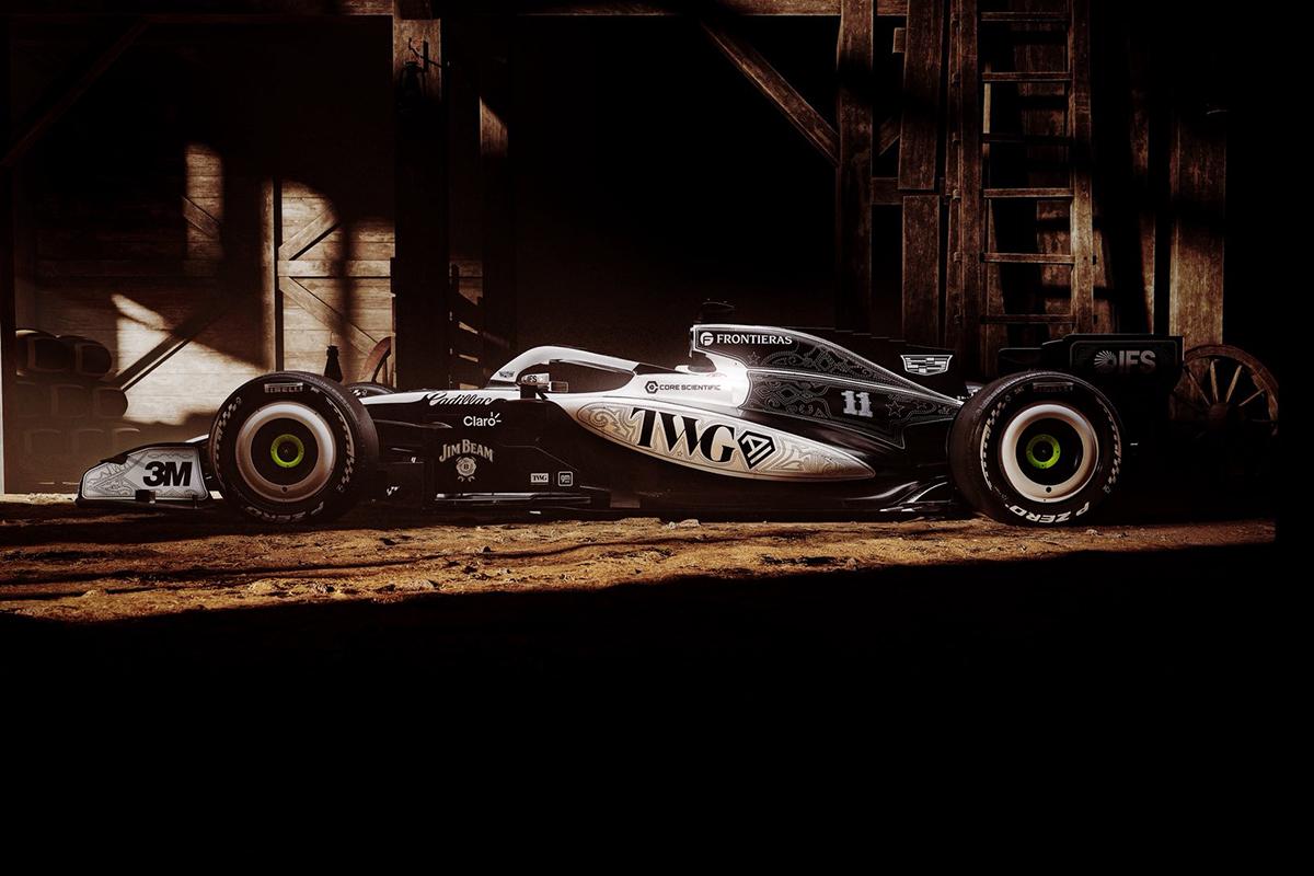 Cadillac F1 #11 kovboy temalı özel livery ABD GP Austin 2026 — ahır önünde çekim, TWG sponsorluğu, nakış işlemeli siyah tasarım