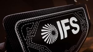 Cadillac F1 kovboy livery IFS sponsor yakın çekim — zincir dikiş nakış deseni ve geometrik motifler, ABD GP Austin 2026