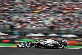 Cadillac F1 araç Mexico City Grand Prix 2026 antrenman panning shot tribünler