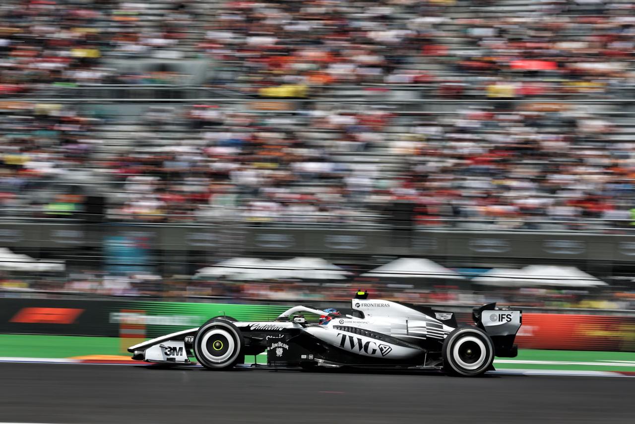 Cadillac F1 araç Mexico City Grand Prix 2026 antrenman panning shot tribünler