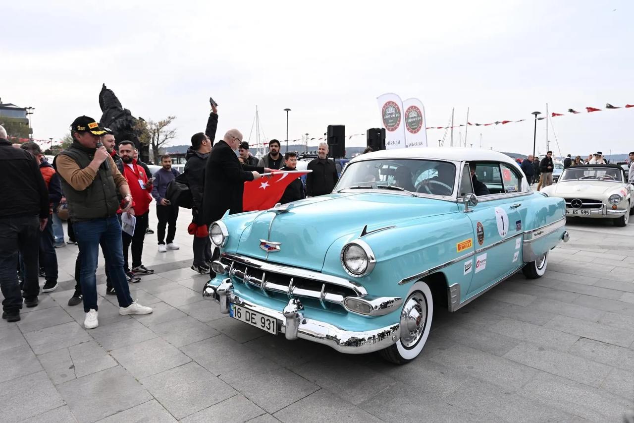 1954 Chevrolet Bel Air start töreninde — Klasik Otomobil Şampiyonası Türkiye 2026, Türk bayrakları ve kalabalık izleyiciler