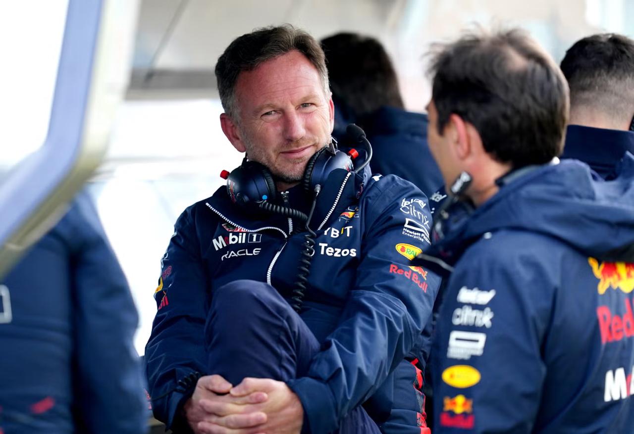 Christian Horner Red Bull pit duvarında ekibiyle