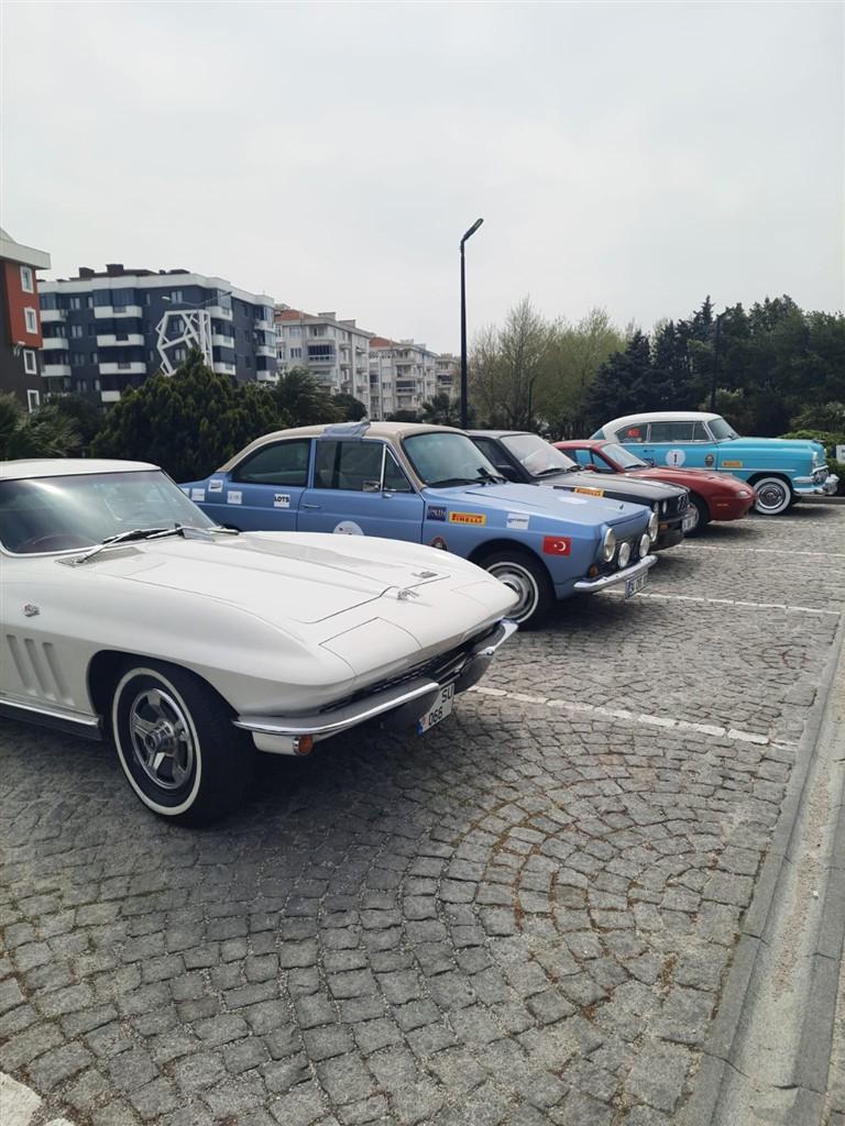 Chevrolet Corvette C2 Stingray, Renault 12 ve Chevrolet Bel Air — Klasik Otomobil Şampiyonası 2026 park alanı