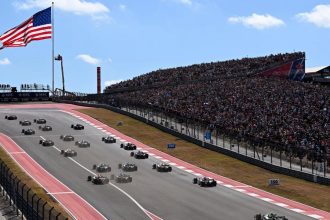 COTA Austin ABD Grand Prix start Amerikan bayrağı kalabalık tribün F1 2026