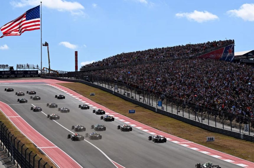 COTA Austin ABD Grand Prix start Amerikan bayrağı kalabalık tribün F1 2026