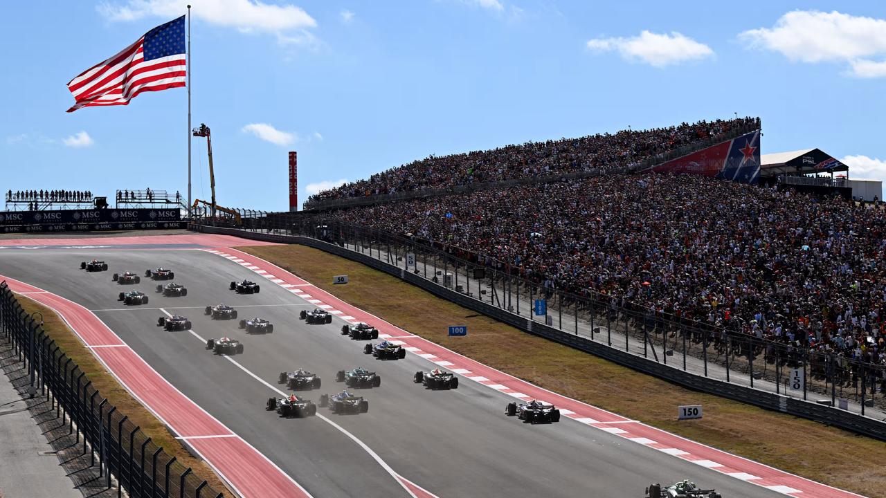 COTA Austin ABD Grand Prix start Amerikan bayrağı kalabalık tribün F1 2026