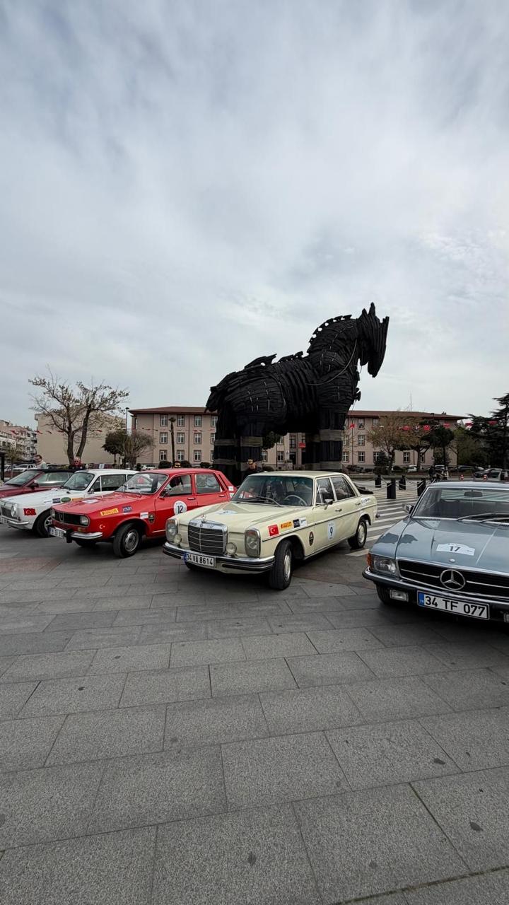 Datsun Bluebird, Renault 12, Mercedes W115 ve R107 SL Çanakkale Truva Atı Meydanı'nda — Klasik Otomobil Bahar Rallisi