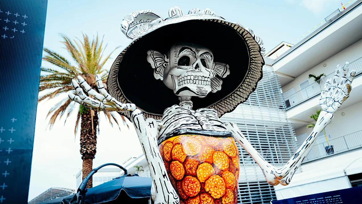 Día de Muertos iskelet heykeli sombrero turuncu kadife çiçeği Mexico City GP 2026 F1