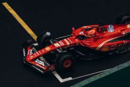 F1 2028 standart mesafe kuralı değişikliği — Formula 1 araçları pistte yan yana yarışıyor