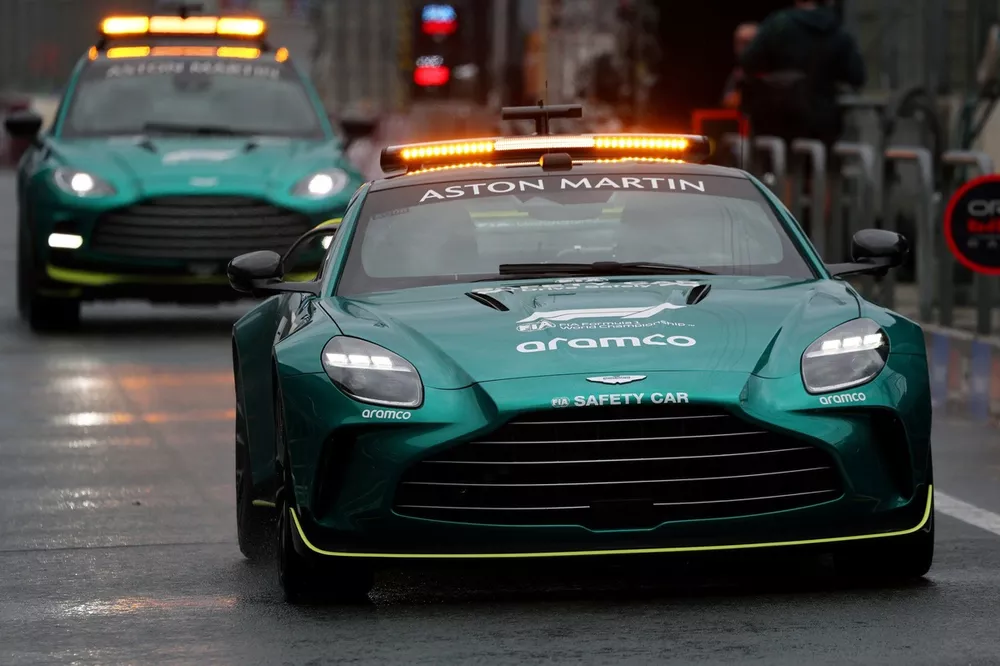 Aston Martin Vantage Safety Car ve DBX707 Medical Car birlikte pit lane F1