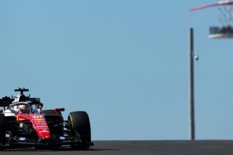 Ferrari F1 2026 COTA Austin pisti COTA kulesi arka plan Pirelli sarı lastik ABD GP