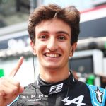 Gabriele Minì Alpine Academy F3 tulumu bir parmak pozu gülümsüyor portre