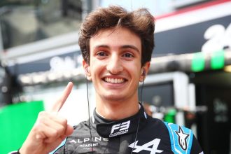 Gabriele Minì Alpine Academy F3 tulumu bir parmak pozu gülümsüyor portre