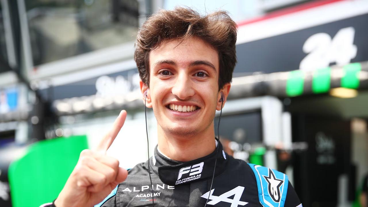 Gabriele Minì Alpine Academy F3 tulumu bir parmak pozu gülümsüyor portre